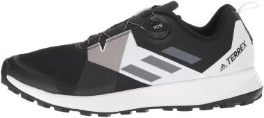 adidas questar tech stivali training adidas questar tech stivali training