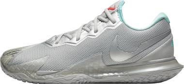 gray nike tennis shoes