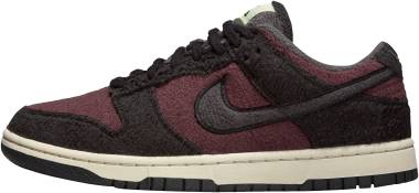 nike dunk low se women s shoes red red 318c 380