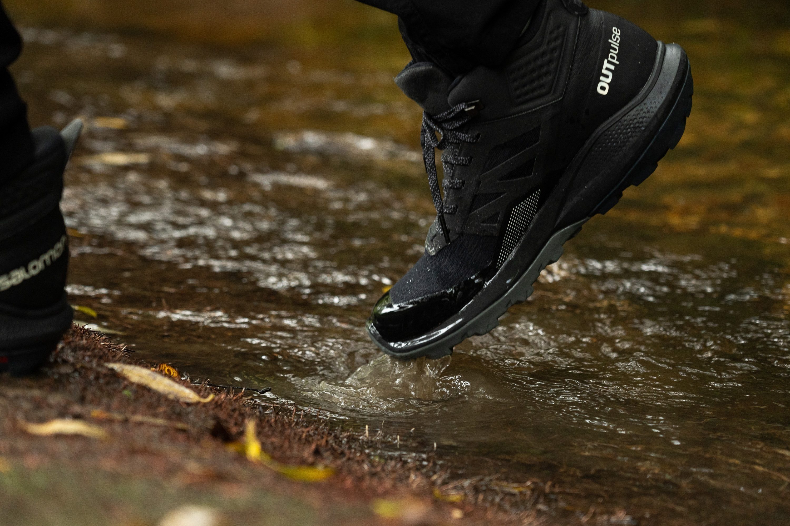 mood-salomon-outpulse-mid-gtx-waterpr.jpg