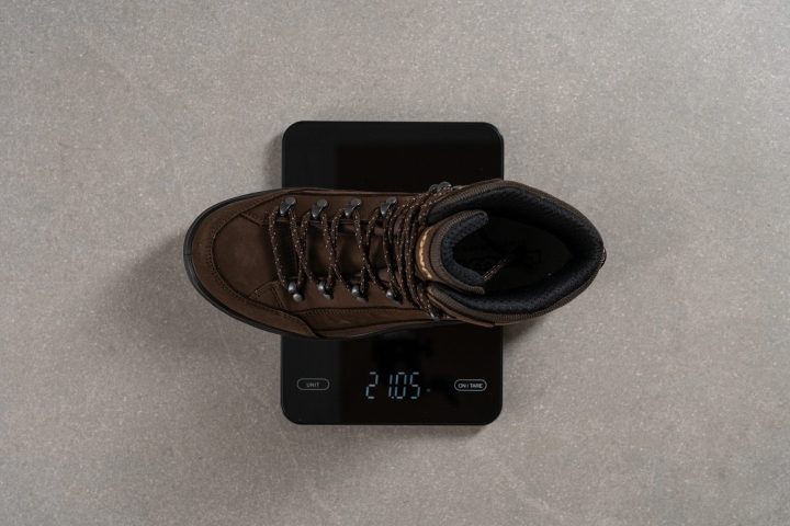 Weighing a hiking boot on a scale in RunRepeat lab