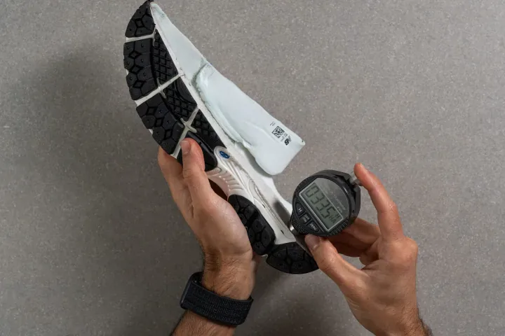 measuring-midsole-softness-in-new-balance-sneakers.webp