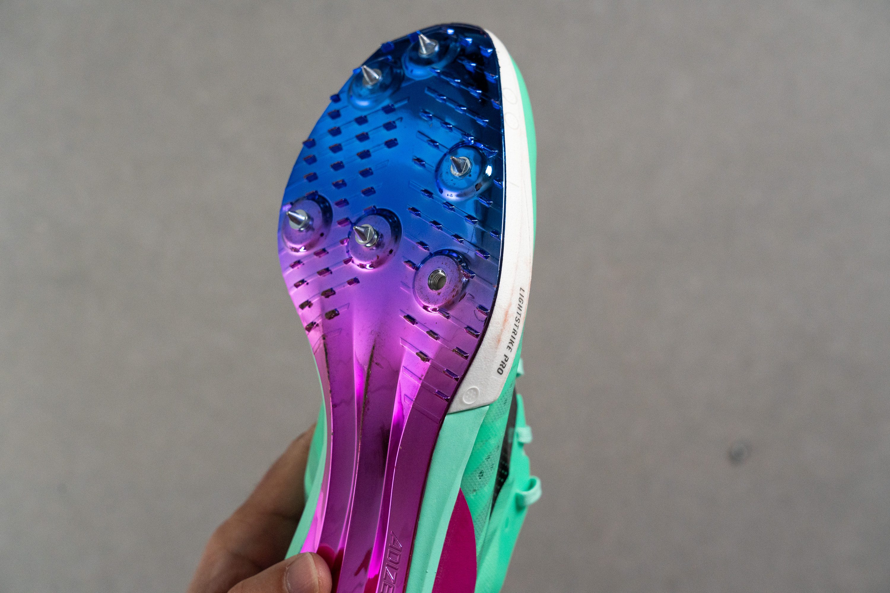 spike pins on sprint track spikes