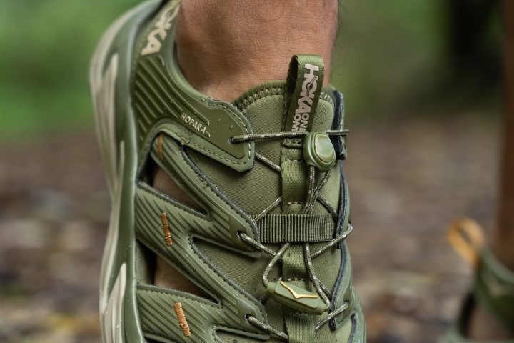 Single lace pull closure on hiking sandals