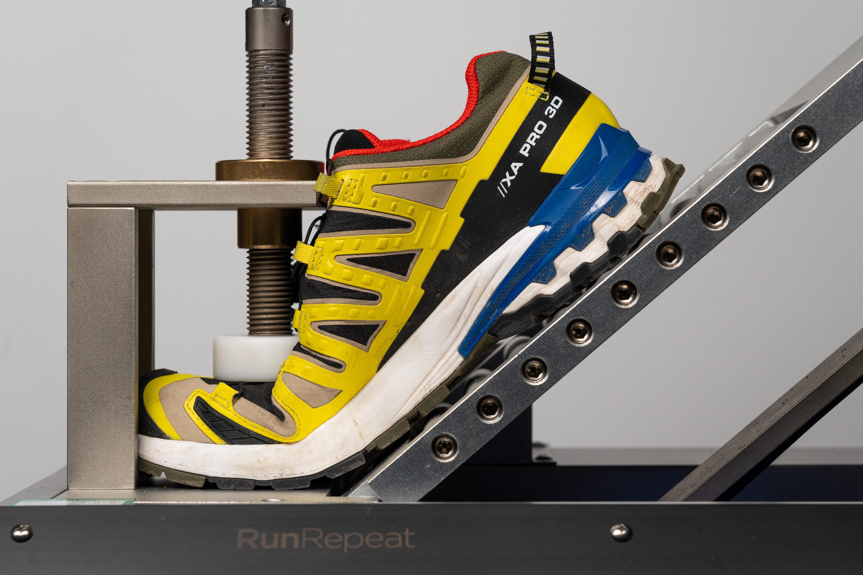 prueba de flexibilidad a las zapatillas de running para senderismo con nuestra máquina