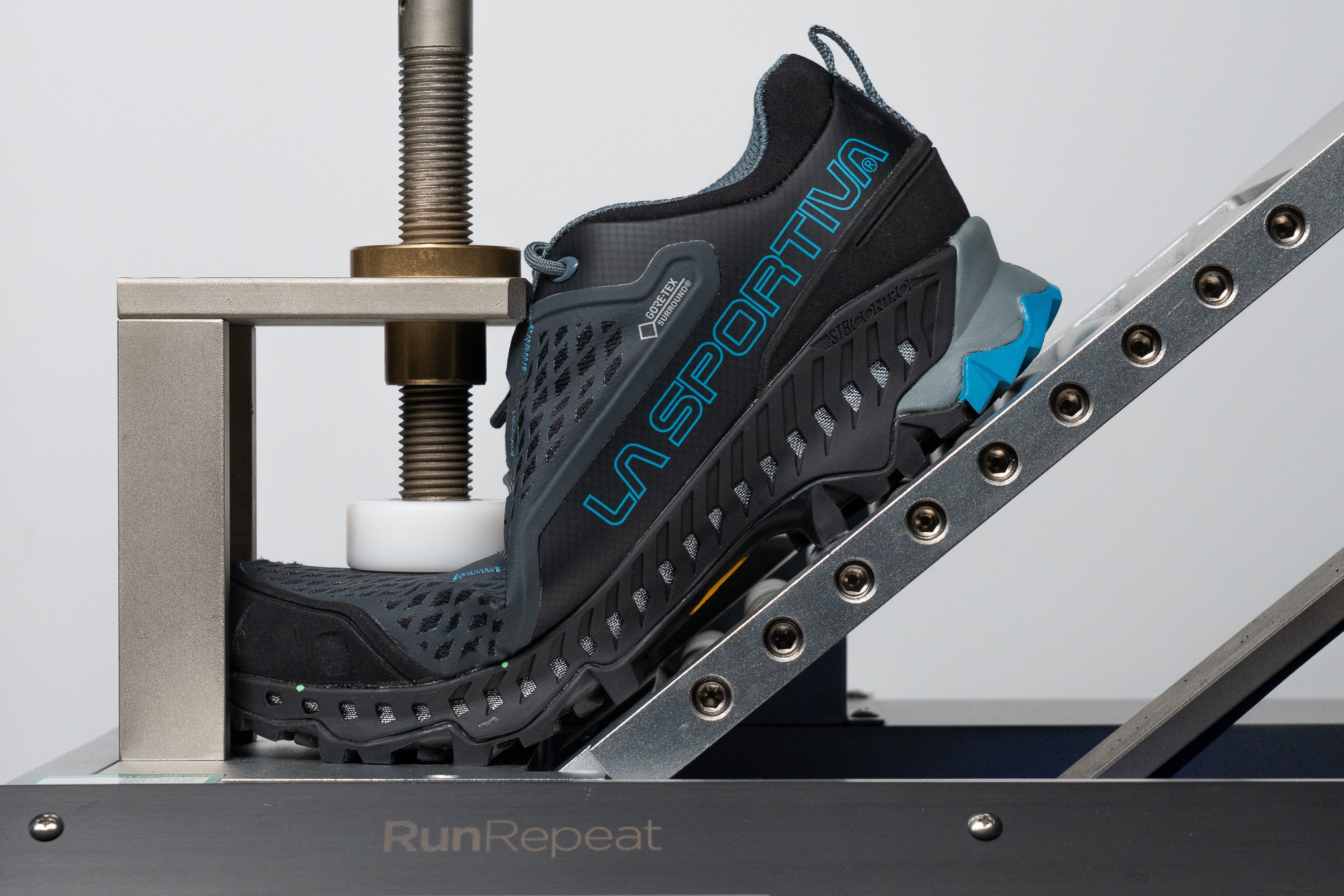 measuring the flexibility of hiking shoes for overpronation in runrepeat lab