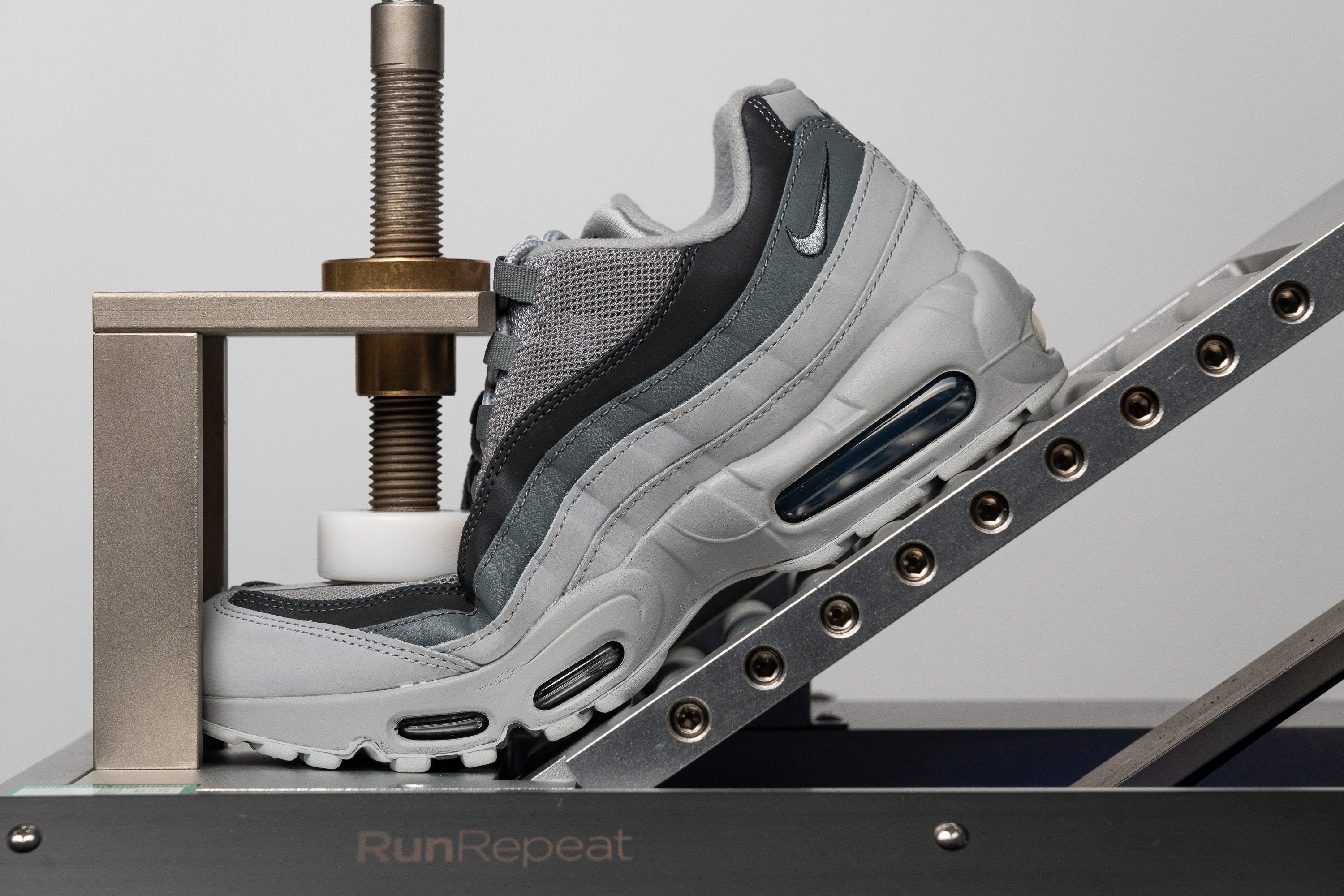 sneakers-flat-feet-flexibility.jpg