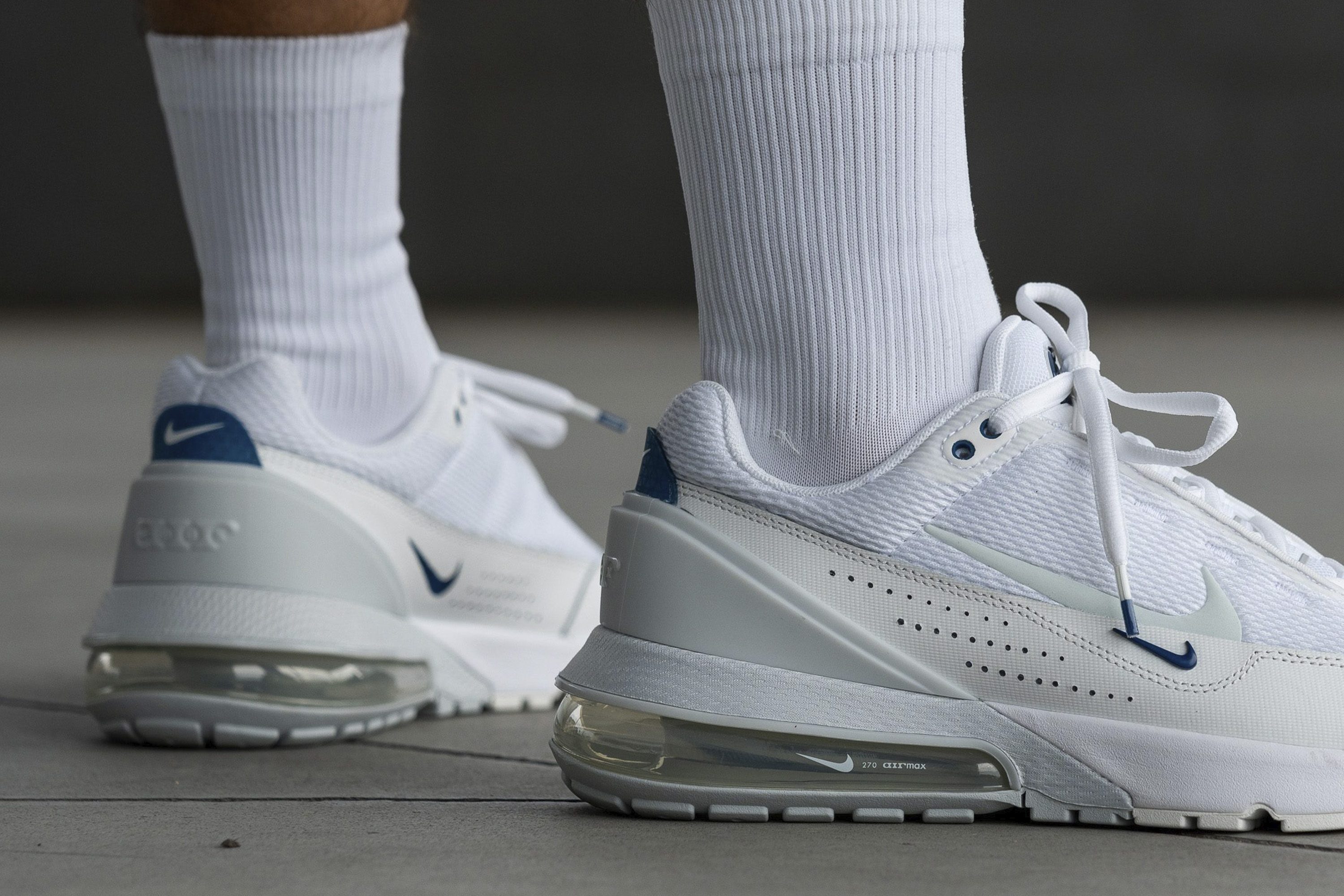 structured-upper-external-heel-counter-overpronation-sneakers.jpg