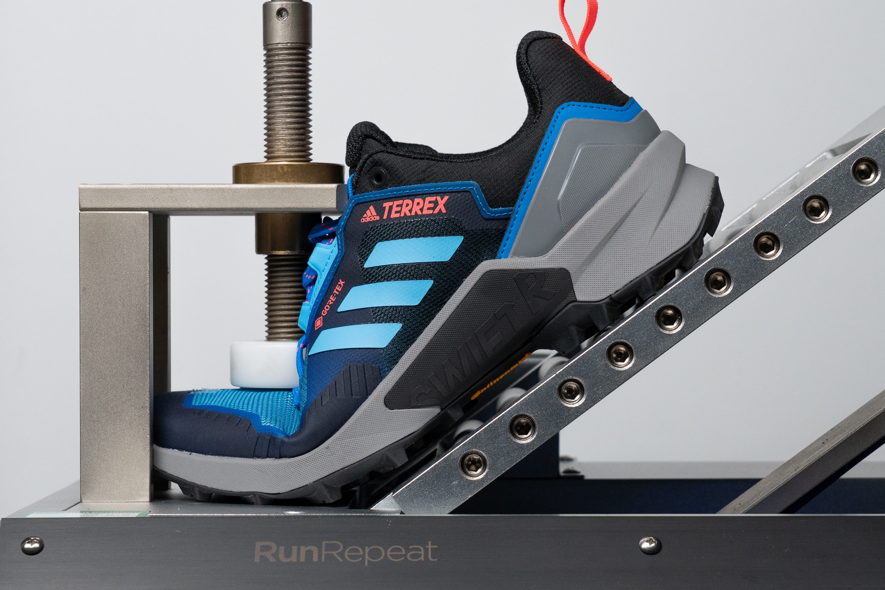 rigidez de zapatos de senderismo: prueba de máquina