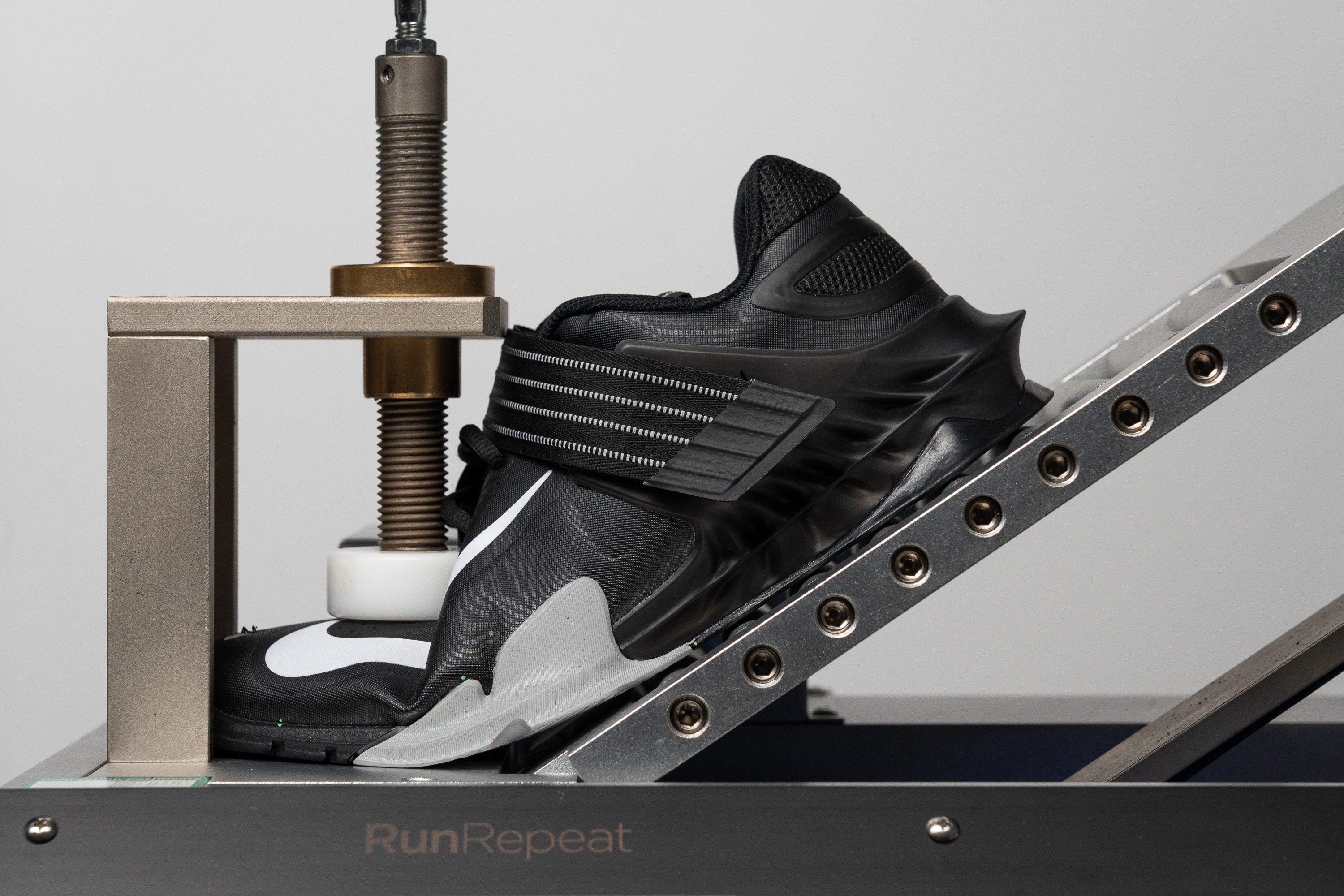 testing the flexibility of weight lifting shoes in runrepeat lab