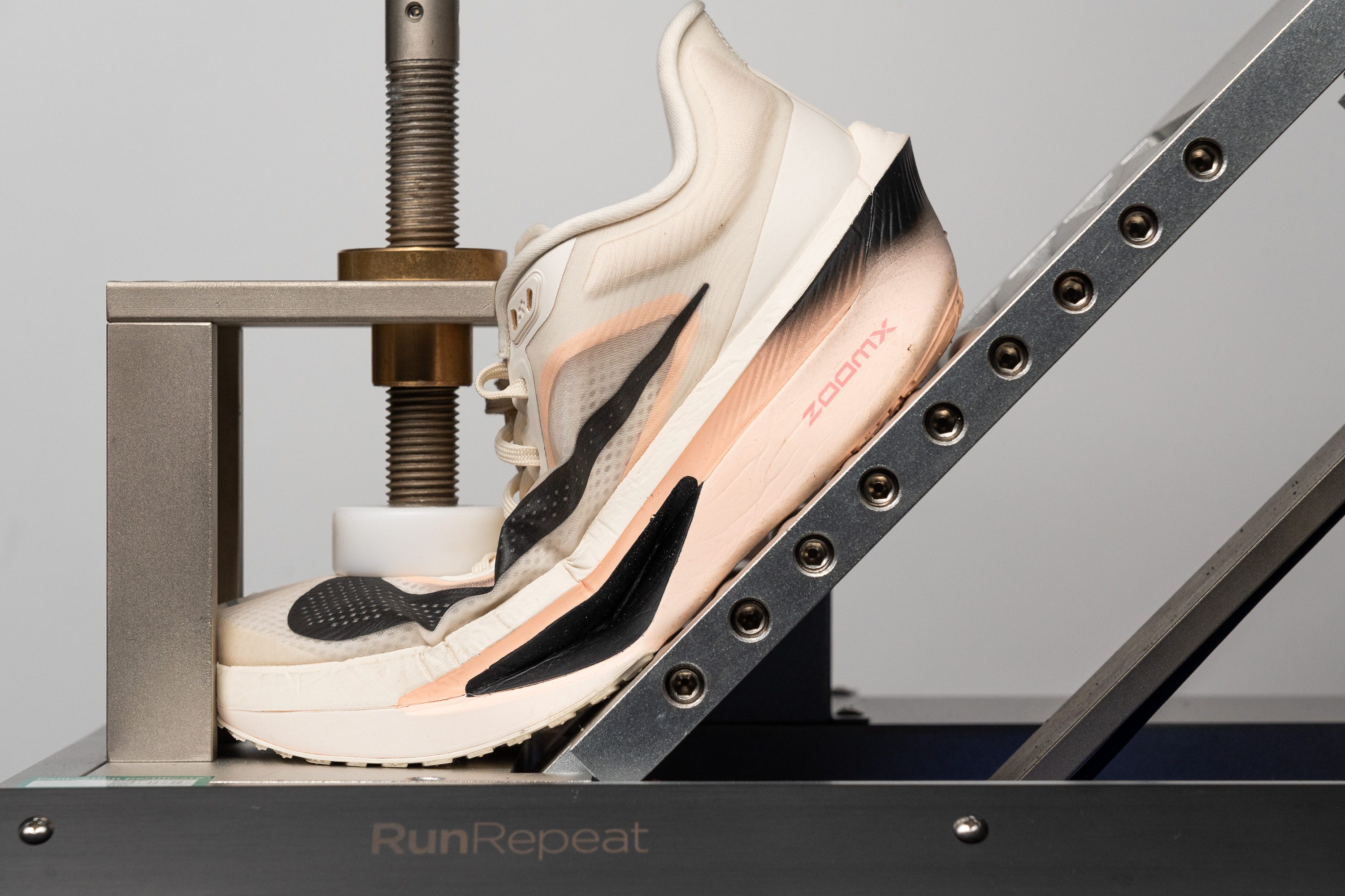 prueba de flexión a unas zapatillas de running para maratón