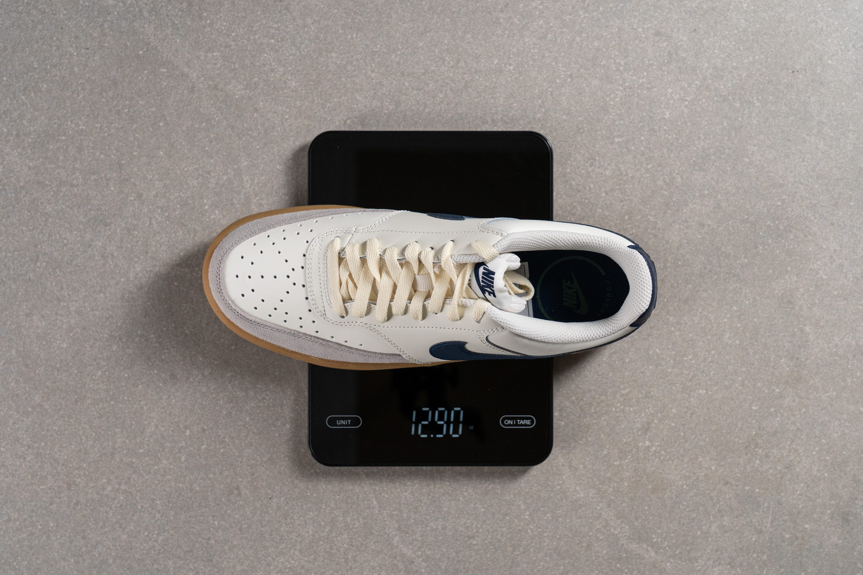 weight of nike sneakers