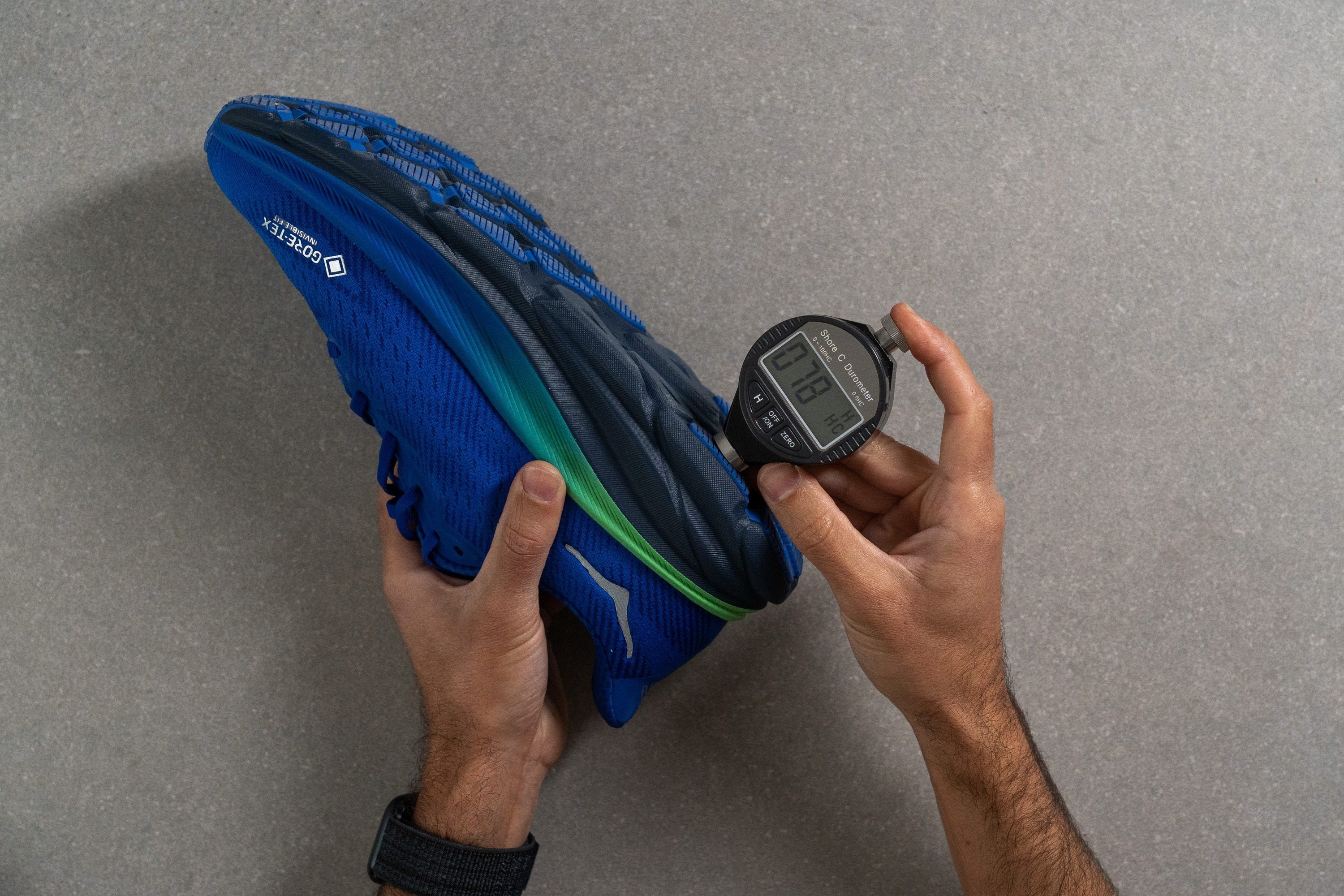 suela exterior-hardness-measurement-waterproof-running-shoes.jpg