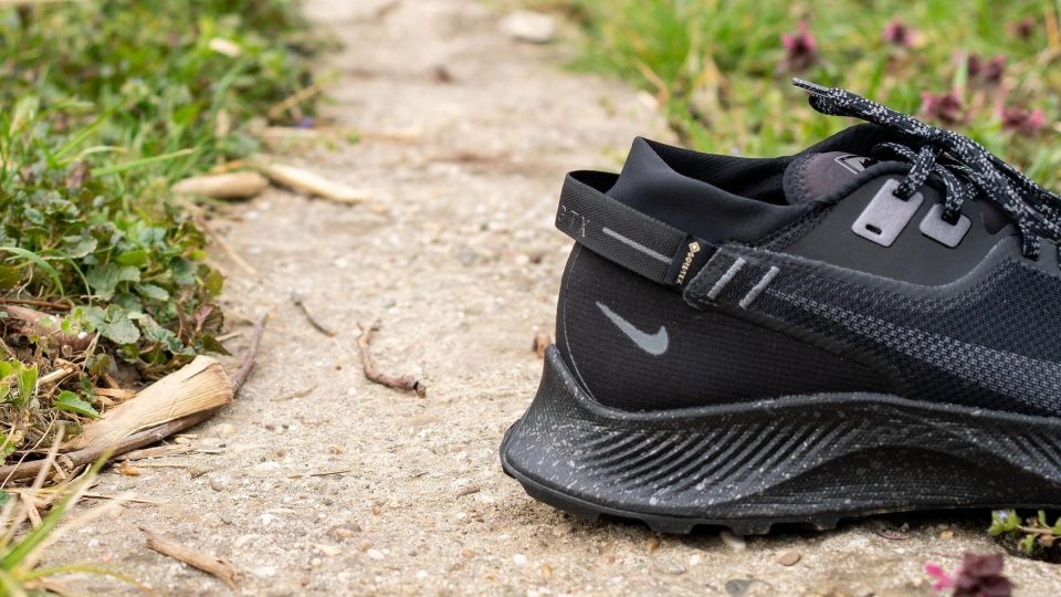 black nike running shoes for men