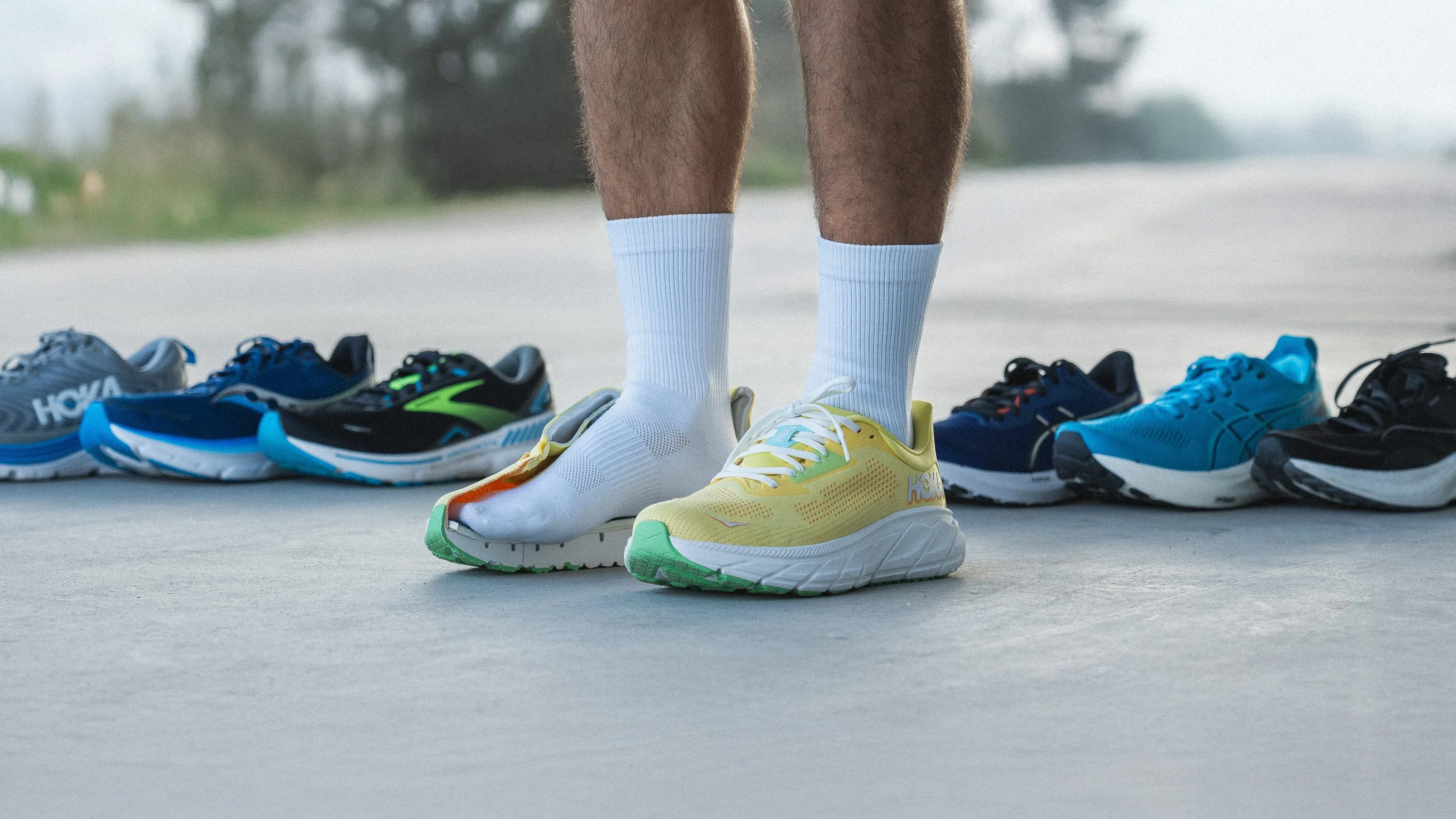 Comparison of different running shoes for flat feet showing various stability features and arch support designs