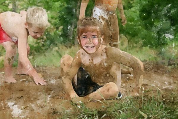 niños jugando en el barro