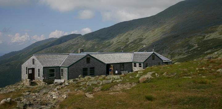 huts-lakes-of-clouds