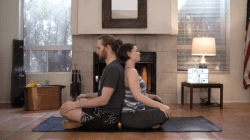33 posturas de yoga que puedes hacer para mejorar la conexión con tu pareja