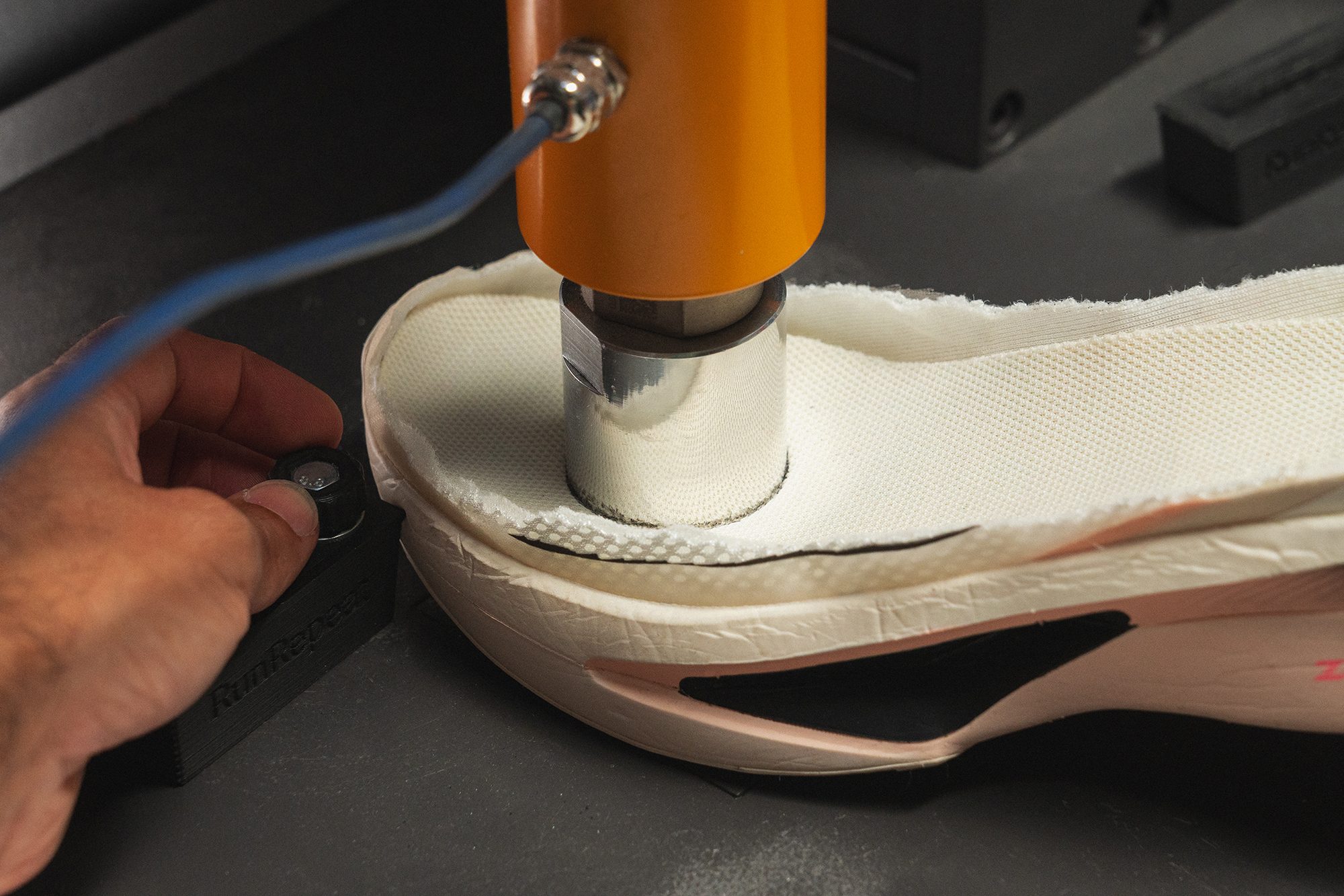 prueba de absorción de impacto del antepié realizada en el laboratorio de runrepeat