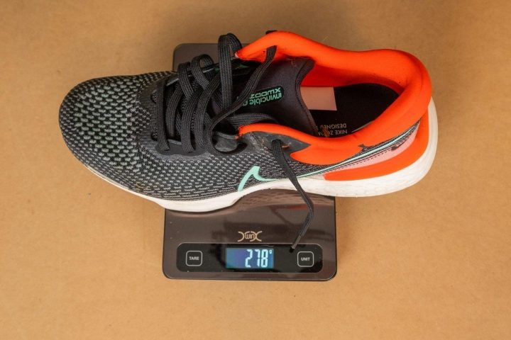 How much does the weight vary across different running shoe sizes?