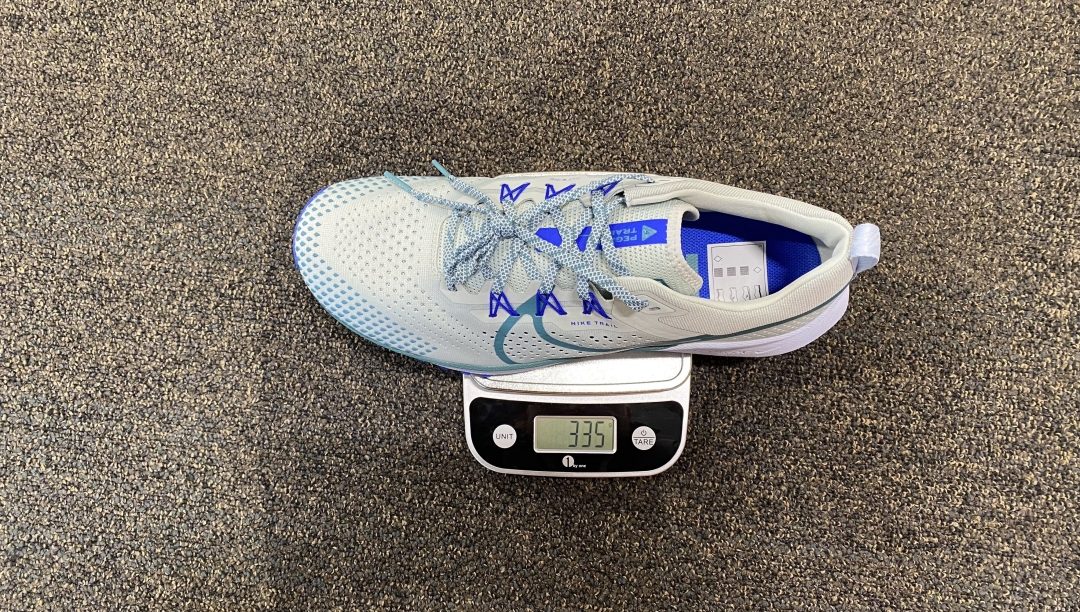 How much does the weight vary across different running shoe sizes
