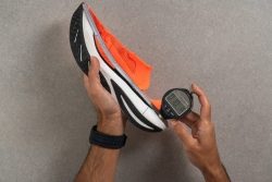 Por qué cortar las zapatillas de correr por la mitad es clave para medir la dureza de la espuma