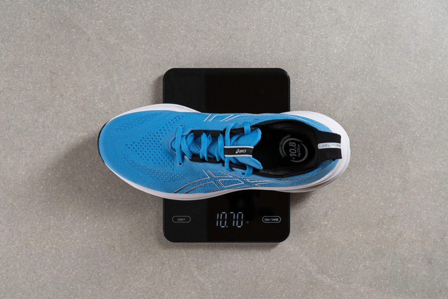 How much does the weight vary across different running shoe sizes?