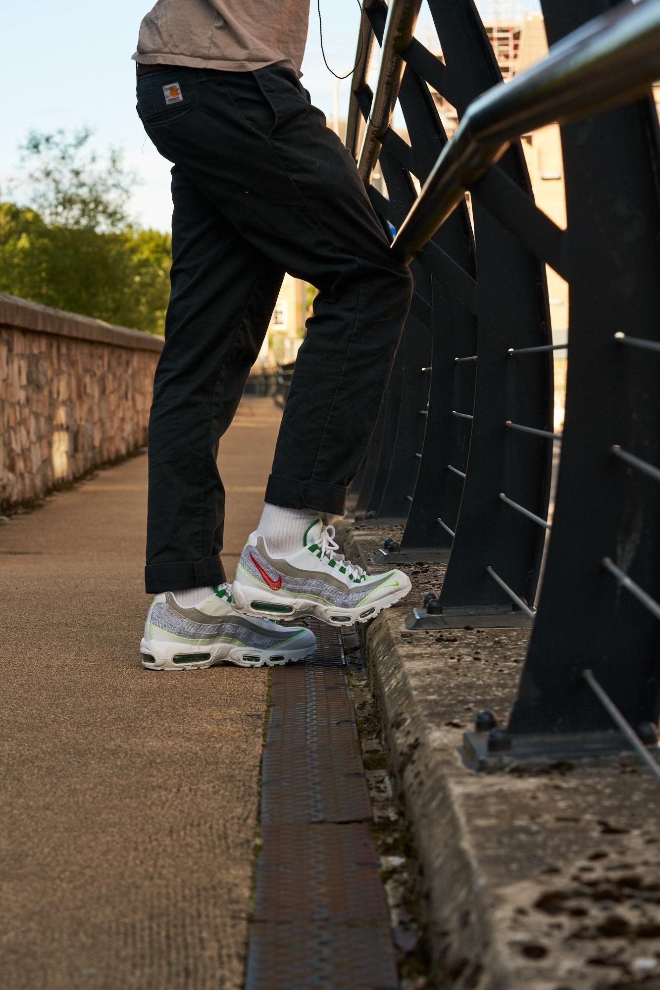 nike air max 95 se on feet