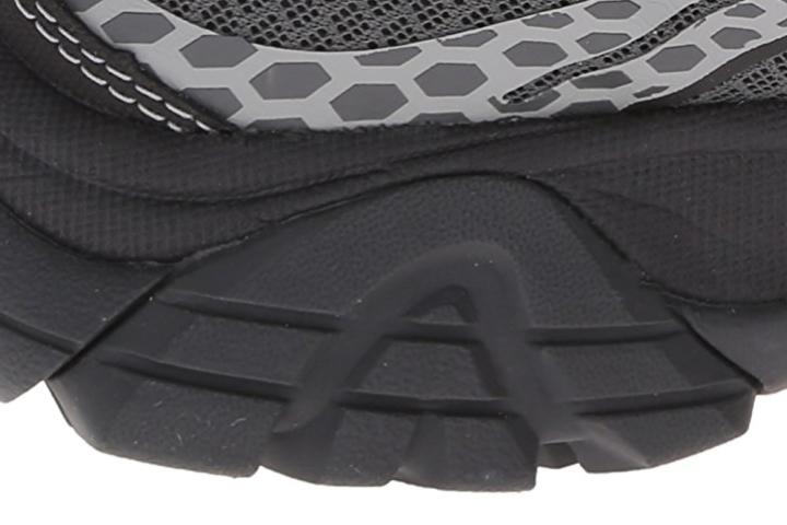a low-cut shoe that renders breathability through its mesh upper air cushion technology