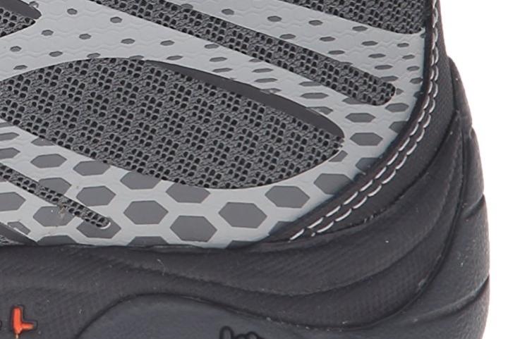 a low-cut shoe that renders breathability through its mesh upper heel extension