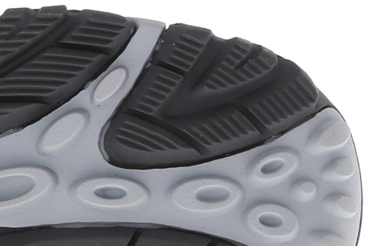 a low-cut shoe that renders breathability through its mesh upper lugs