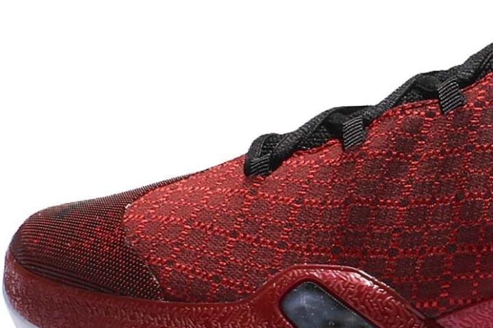 Découvrez cette déclinaison argentée de la célèbre Nike Air Jordan 1 laces front