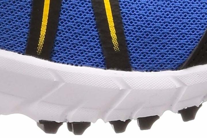 Experience precise movements on paved surfaces with the Inov-8 Parkclaw 240 outsole 4