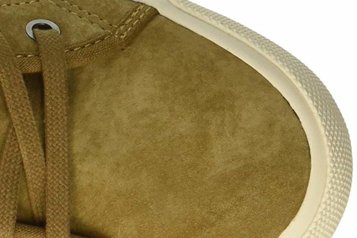 It has a contoured and cushioned footbed and cotton canvas lining that offer superior comfort upper