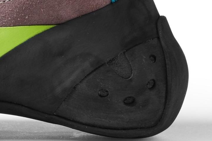 Excellent terrain grip on a variety of surfaces midsole