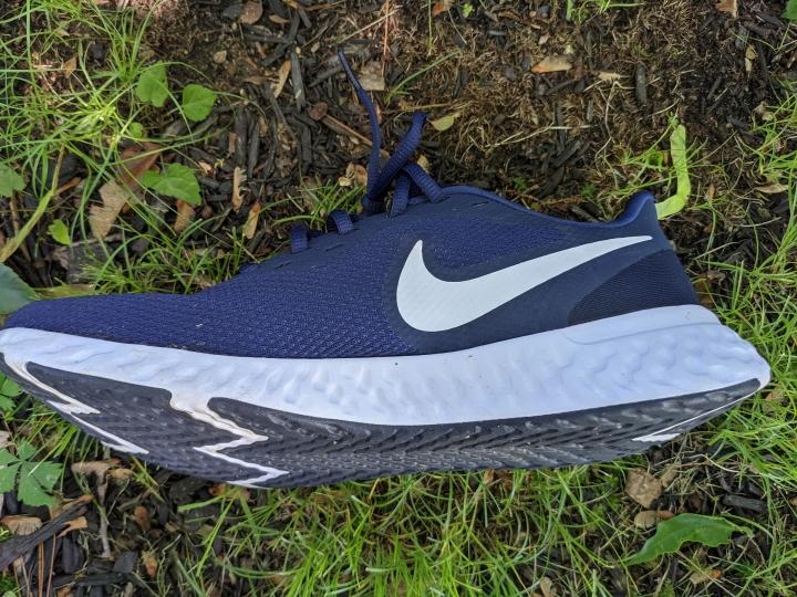 nike revolution shoes review