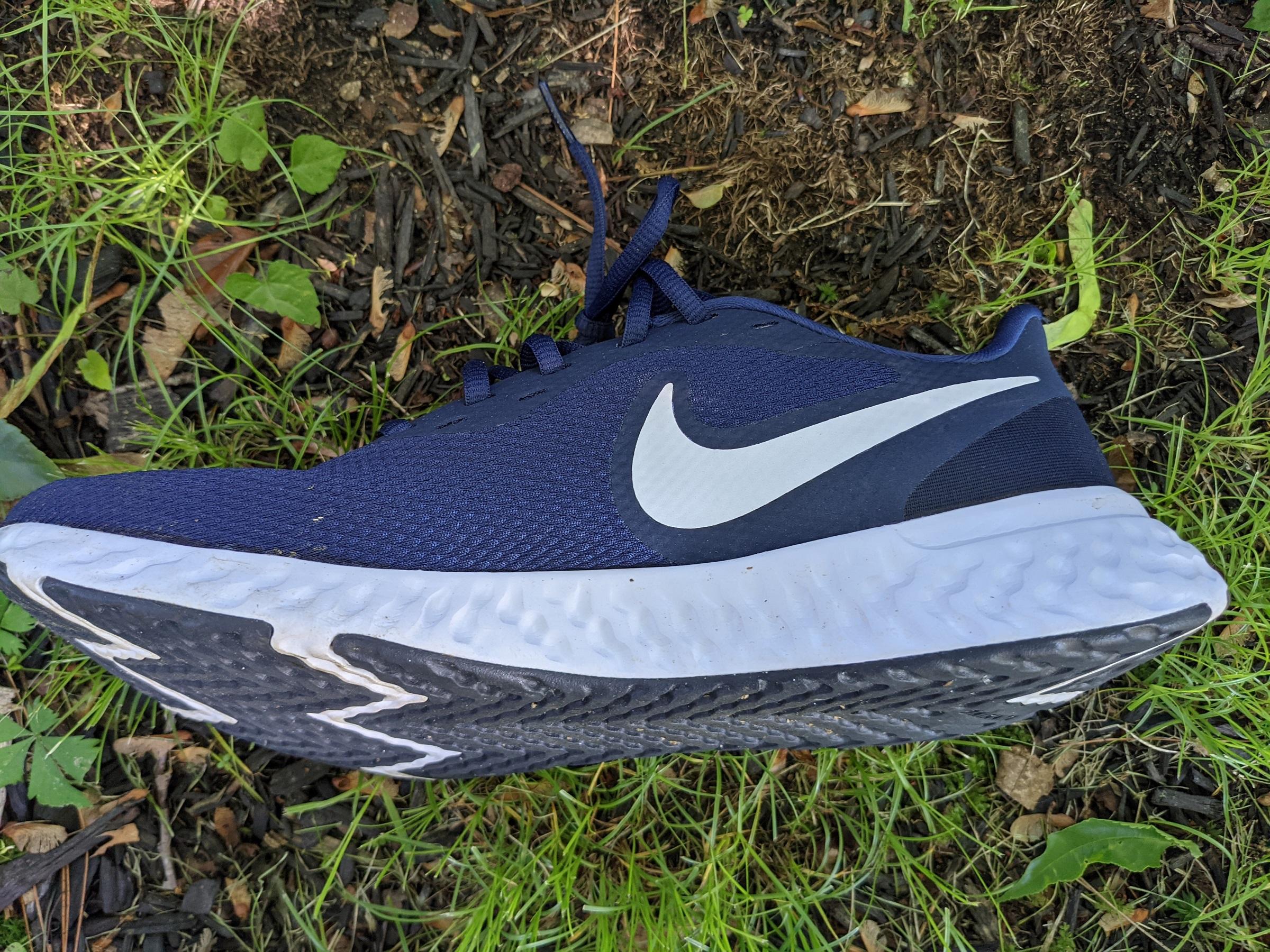 Nike hot sale revolution navy