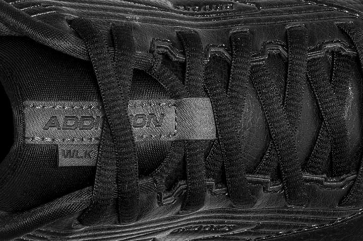 Brooks Addiction Walker 2 label and laces