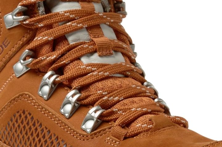 Long-lasting cushioning and support laces