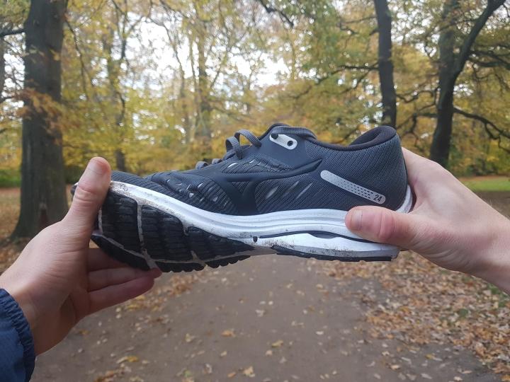 Mizuno wave best sale runner 24