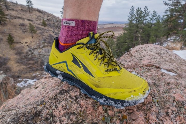 Altra Lone Peak en las rocas