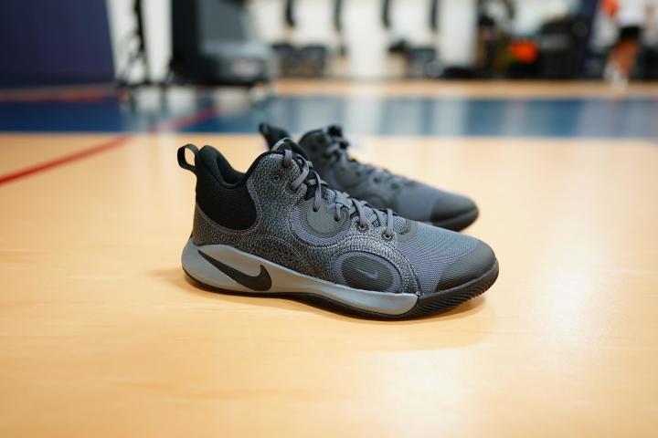 men's nike fly by mid basketball shoes