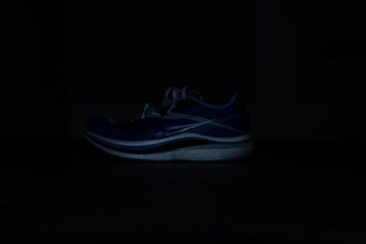 Saucony Endorphin Pro 2 detalles reflectantes