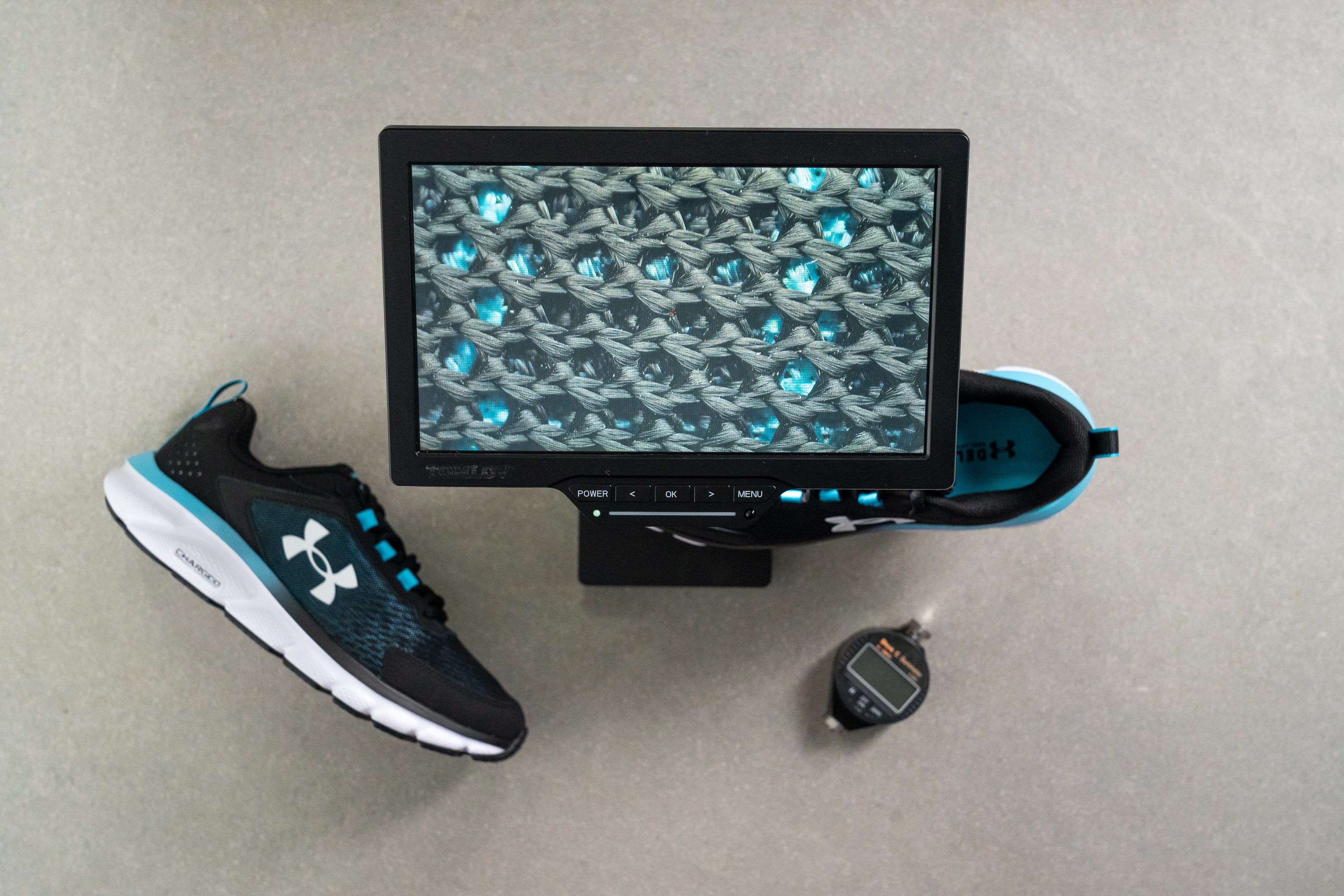 Microscopio Under Armour Charged Assert 9