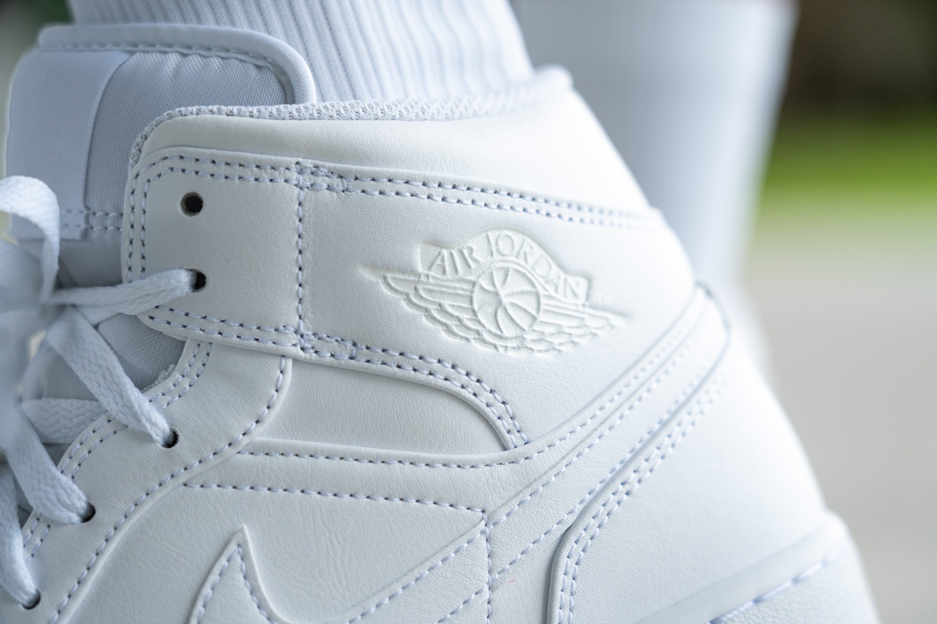 Nike air jordan 1 retro mid triple white online