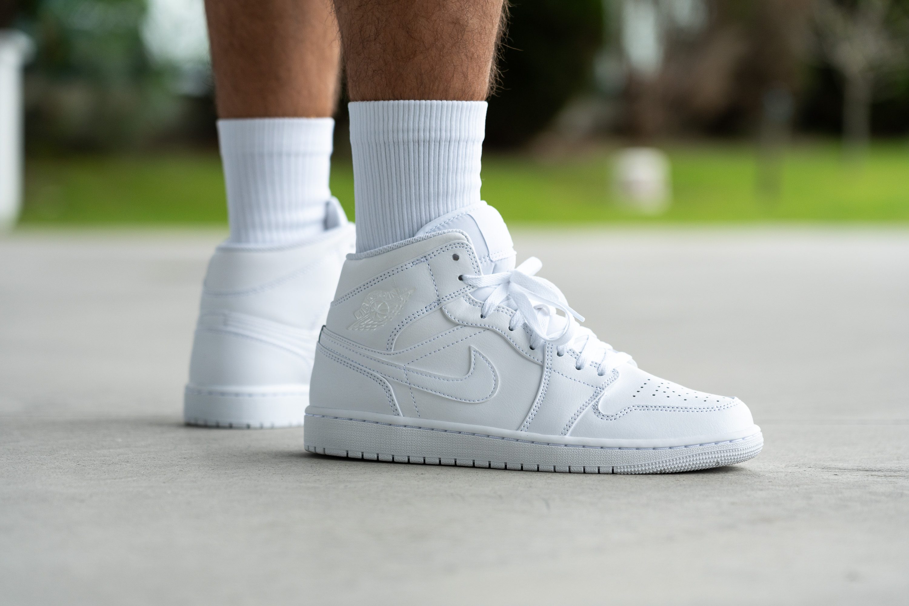 Nike air jordan 1 mid all white hotsell