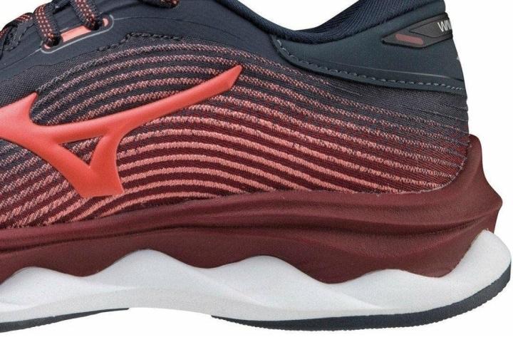 mizuno une innostaa koko välipohjan tarjoamaan erinomaisen vaimennuksen ja energian palautuksen Midsole