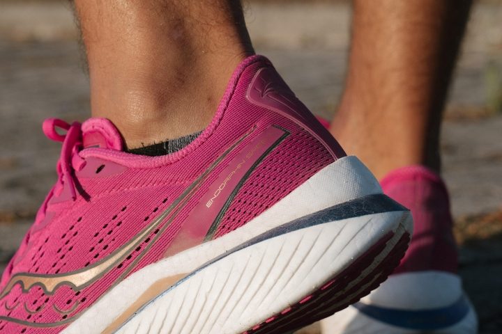 zapatillas de running saucony amortiguaci ritmo bajo maratón rojas heel area