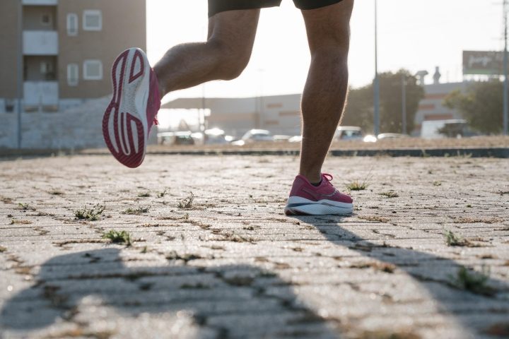 zapatillas de running saucony amortiguaci ritmo bajo maratón rojas mid run