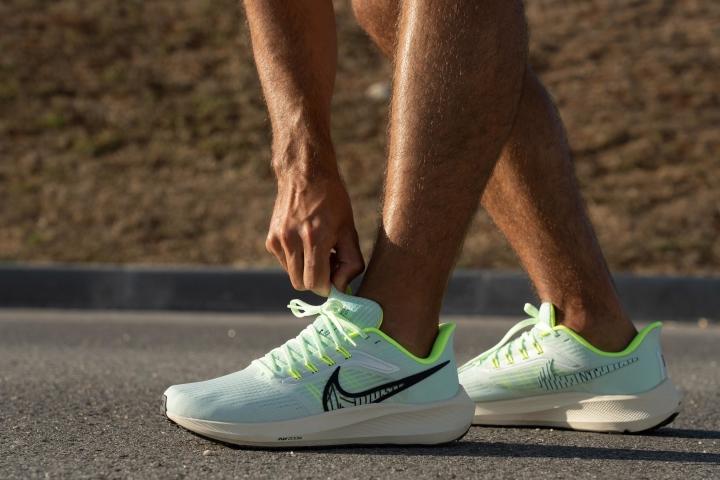 nike travis Pegasus 39 posing